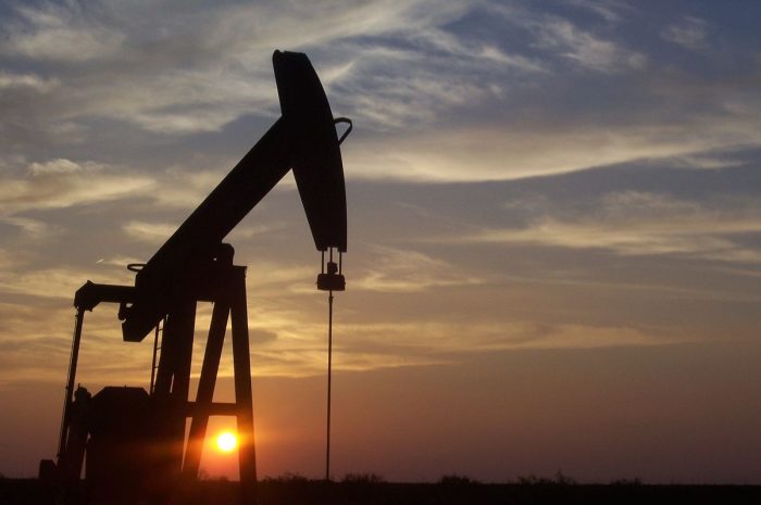 Oil Falls 2% Amid U.S.–China Tensions and IEA Surplus Warning